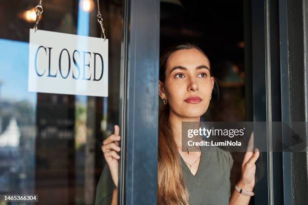 geschlossenes ladenschild, denkende frau und unternehmerin in einem café oder restaurant. jugendlicher, unternehmer und angestellter schließen kaffeehaus mit plakat und konkursbulletin von schulden - bankruptcy stock-fotos und bilder