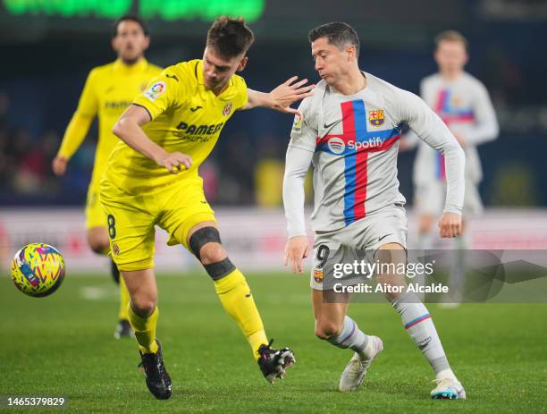 Juan Foyth of Villarreal CF battles for possession with Robert Lewandowski of FC Barcelona during the LaLiga Santander match between Villarreal CF...