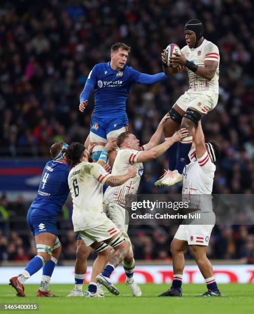 Maro Itoje of England and Federico Ruzza of Italy compete for the ball during the Six Nations Rugby match between England and Italy at Twickenham...