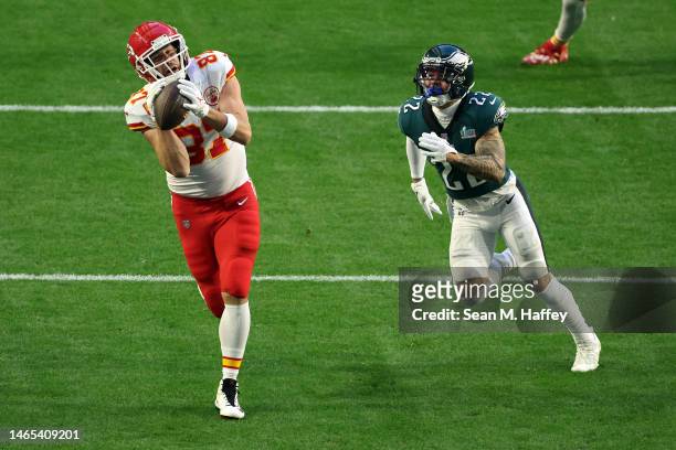 Travis Kelce of the Kansas City Chiefs makes a 18 yard touchdown catch during the first quarter against the Philadelphia Eagles in Super Bowl LVII at...