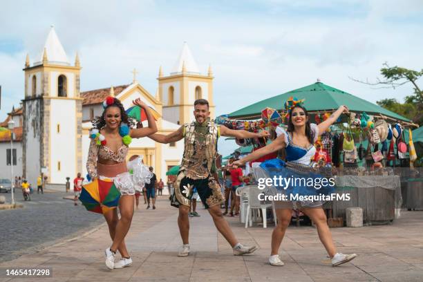 bailarina de frevo en el carnaval brasileño - art festival fotografías e imágenes de stock