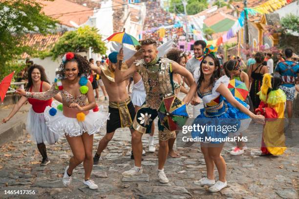 straßenkarneval in olinda, pernambuco - brasilianischer karneval stock-fotos und bilder