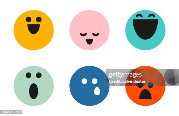 ilustraciones, imágenes clip art, dibujos animados e iconos de stock de emoticonos multicolores - cara sonriente antropomórfica