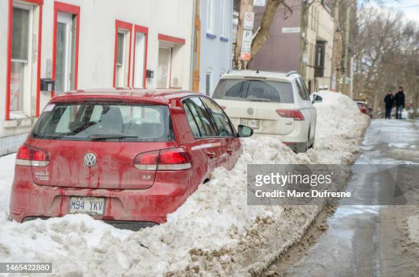auto bloccate nella neve sulla strada - cumulo di neve foto e immagini stock