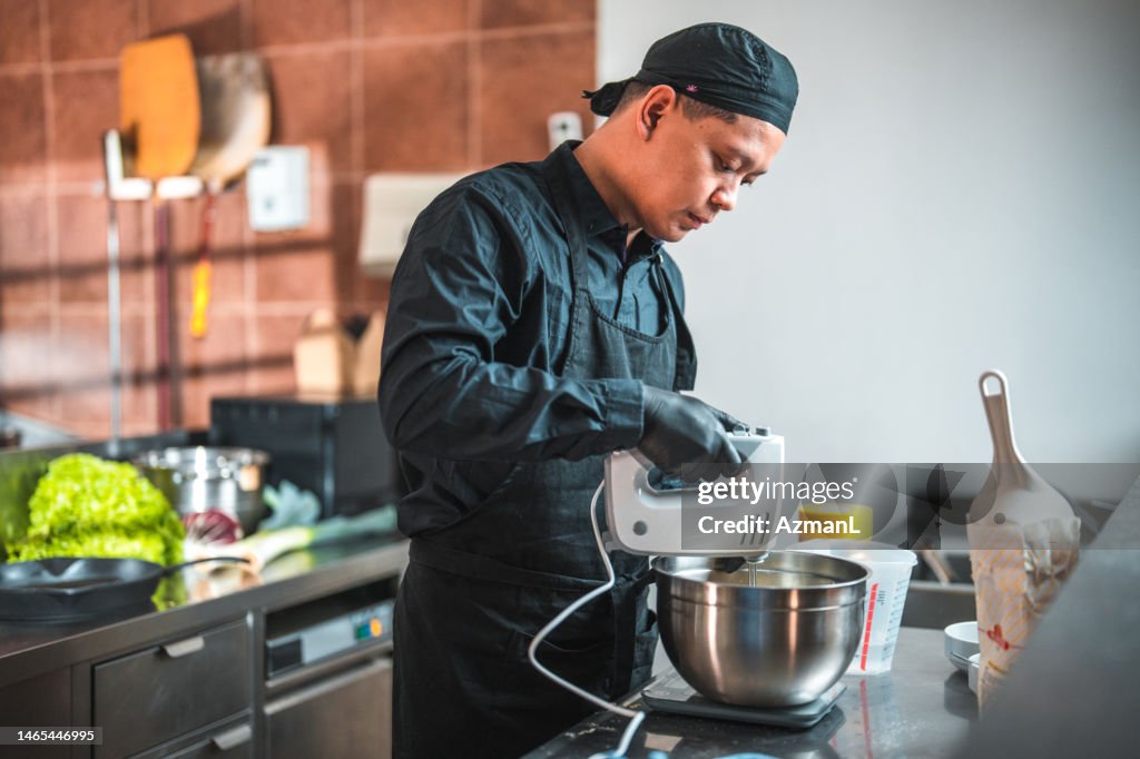 Pro Chef Using Mixer Chinese Expert Chef Using A Hand Mixer High-Res Stock Photo - Getty Images