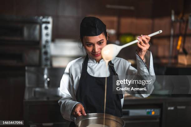 atractivo chef chino mezclado con precisión - cucharón fotografías e imágenes de stock
