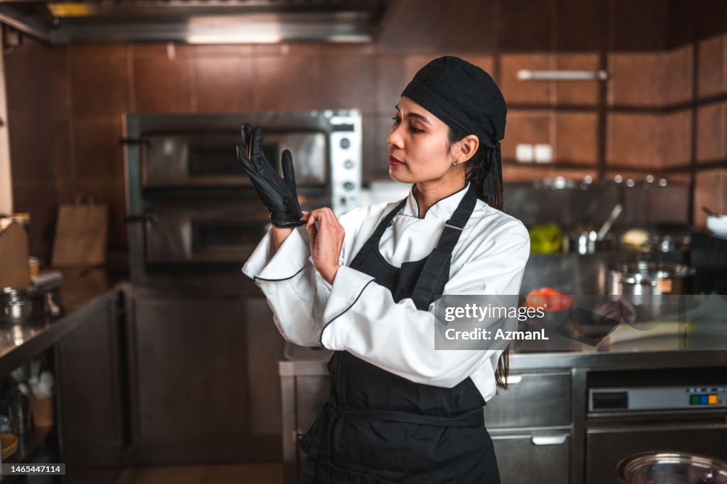 Seguridad alimentaria, chef se prepara para cocinar