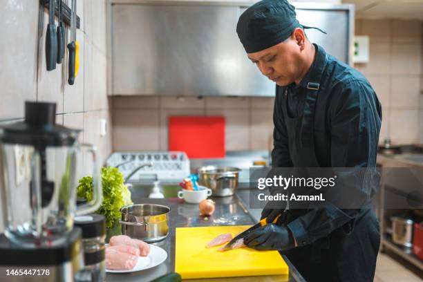 culinary skills of an indonesian cook in a restaurant kitchen - voedselveiligheid stockfoto's en -beelden