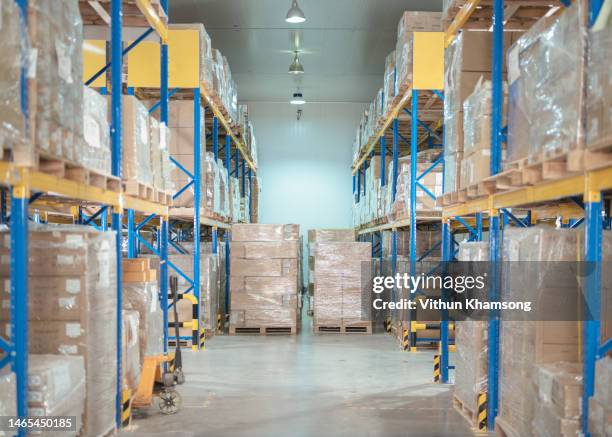 Warehouse Packing Station Photos and Premium High Res Pictures - Getty ...