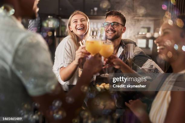 junge glückliche paare stoßen auf einer party zu hause an. - bar stock-fotos und bilder