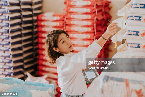 comprobación de la calidad del saco de arroz antes de la entrega al cliente - fabrica alimentos fotografías e imágenes de stock