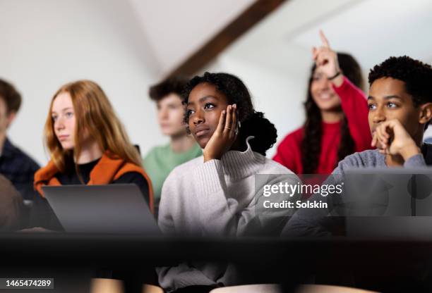 young students in classroom - estudiante de secundaria fotografías e imágenes de stock