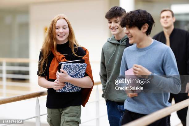 teenage school students walking in hallway - onderwijsinstituten en organisaties stockfoto's en -beelden