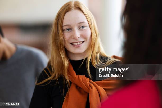 teenage school girl in conversation, smiling - onderwijsinstituten en organisaties stockfoto's en -beelden