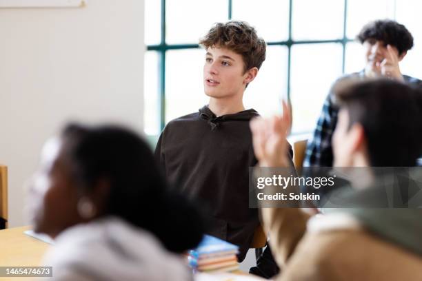 teenage students in classroom - onderwijsinstituten en organisaties stockfoto's en -beelden