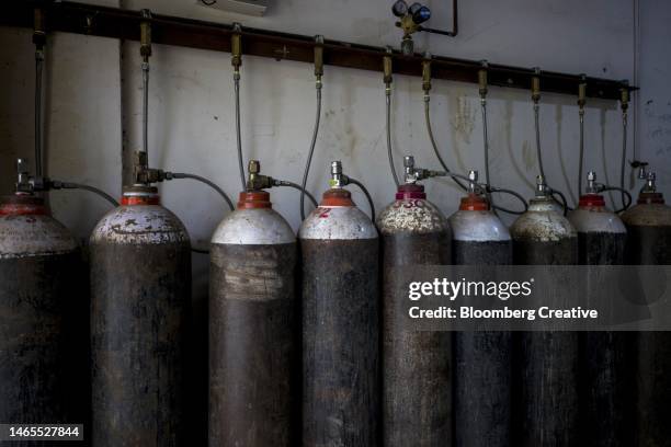 oxygen tanks in a row - tanque de oxigénio imagens e fotografias de stock