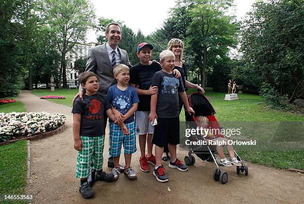 Artist Jeff Koons and his wife Justine pose with their children next to the Liebighaus museum after the opening of his exhibition 'Jeff Koons. The...