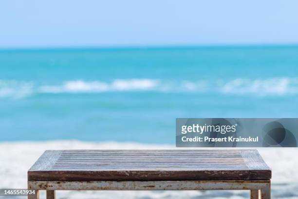 top of the wood table in front of the white beach background - coconut white background stockfoto's en -beelden