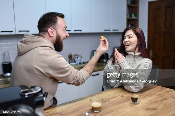 femme devinant la couleur de la capsule tout en dégustant un café avec son petit ami - capsule café photos et images de collection