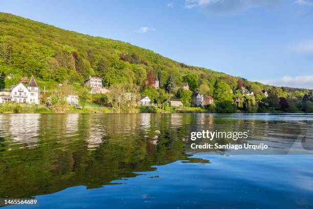 the village of profondeville alongside the meuse river - meuse river stockfoto's en -beelden