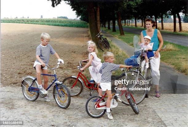 young family on bicycle - bicycle daughter stockfoto's en -beelden