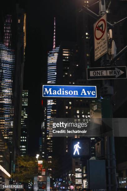 calles de manhattan, ny por la noche - avenida madison fotografías e imágenes de stock