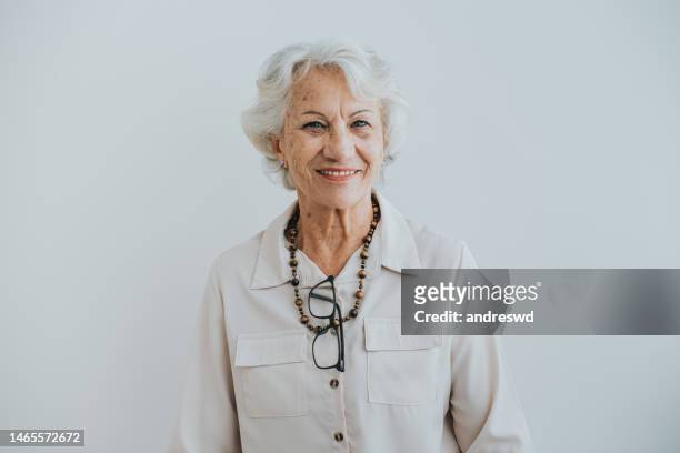 ritratto di una donna anziana - donne anziane foto e immagini stock