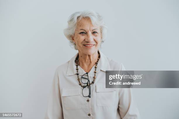 portrait of a senior woman - wit haar stockfoto's en -beelden