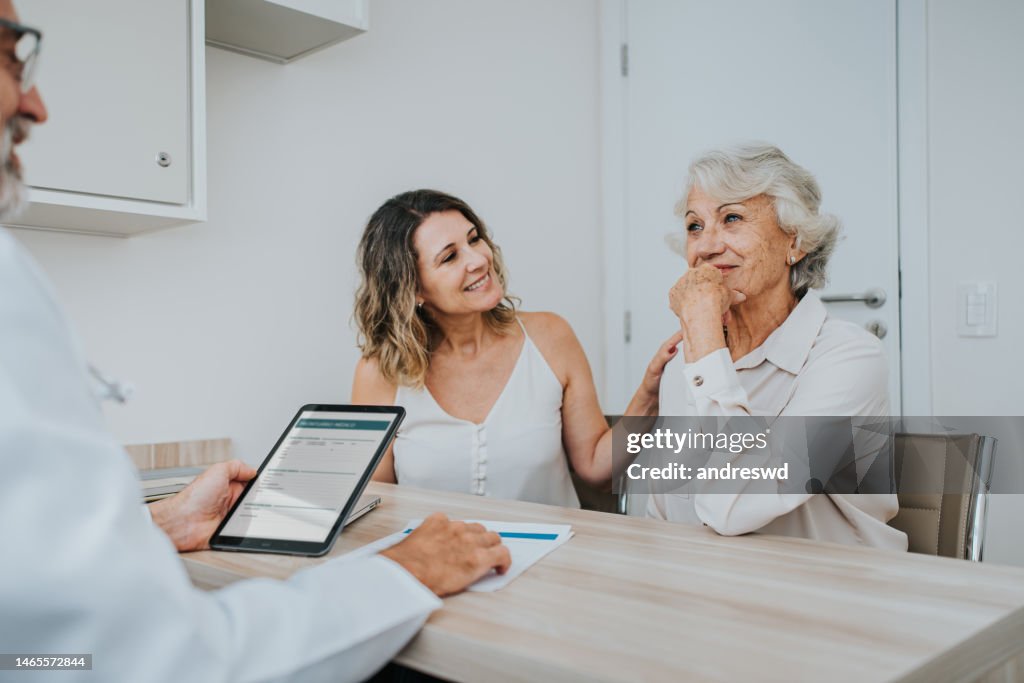 Levando a mãe idosa a uma consulta médica