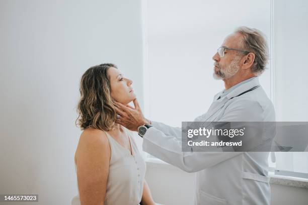 doctor evaluating patient's sore throat - human gland 個照片及圖片檔