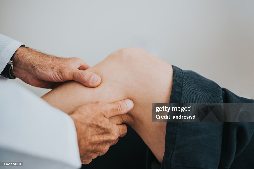 Patient with knee pain in doctor's office