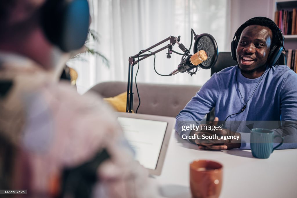 Leute im Podcast-Studio reden und nehmen auf