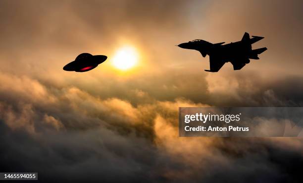 fighter jet attacks a ufo. ufo invasion - space war stock pictures, royalty-free photos & images