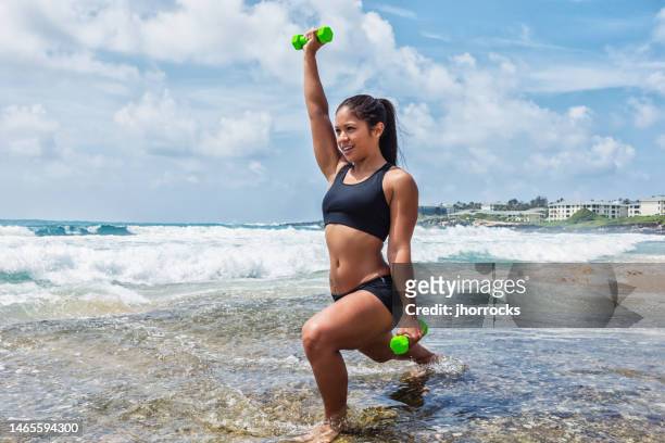 fitness am strand - wasser treten stock-fotos und bilder
