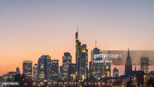 frankfurt/ main skyline at sunset (hesse, germany) - frankfurt stock-fotos und bilder