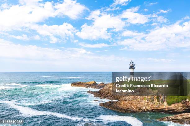 illa plancha lighthouse, galicia, spain. - galicia stockfoto's en -beelden