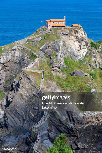 spain, basque country, san juan de gaztelugatxe, view of islet and bridge with copy space - gaztelugatxe fotografías e imágenes de stock