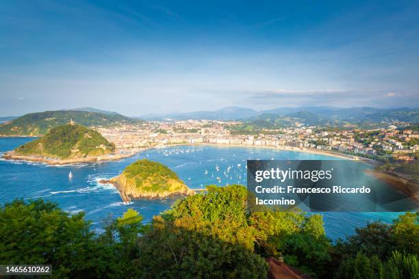 san sebastian idyllic gulf in a sunny day. basque country, - saint-sébastien-espagne photos et images de collection