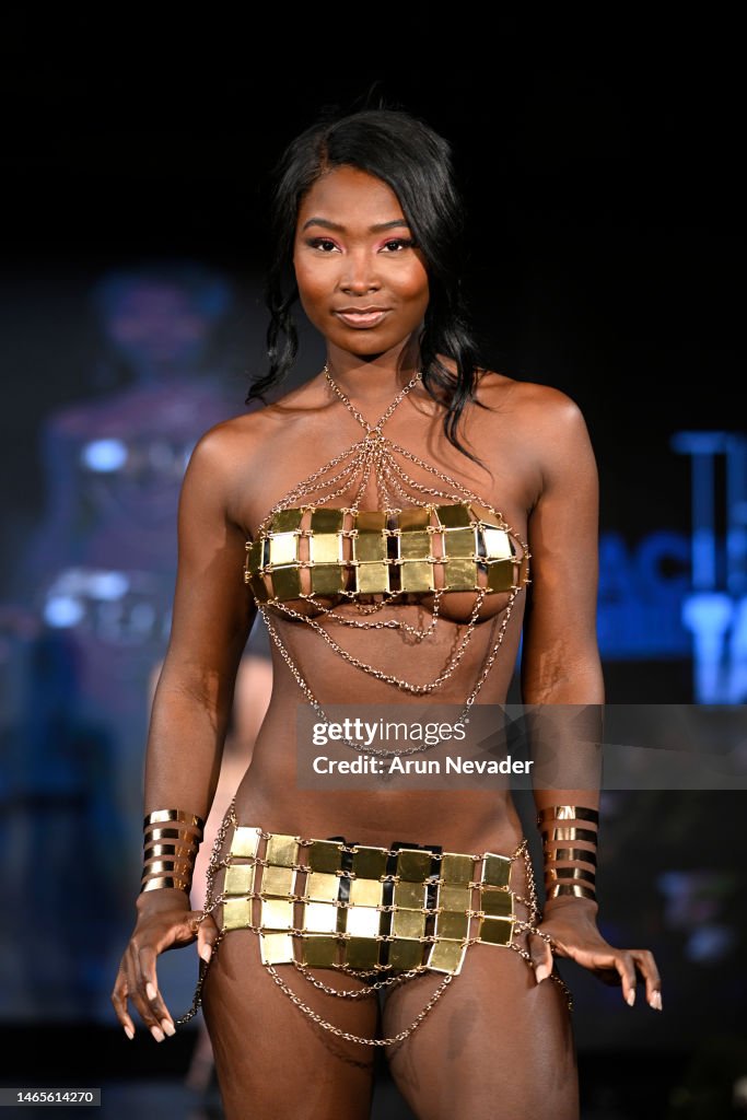 A model walks the runway wearing Black Tape Project during New York  Photo d'actualité - Getty Images