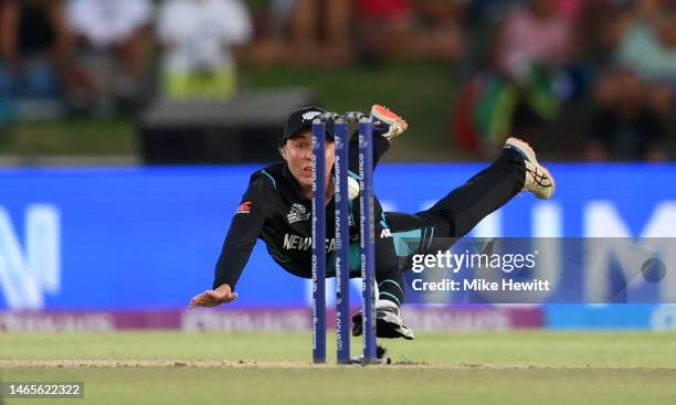 Bernadine Bezuidenhout of New Zealand runs out Sune Luus of South Africa during the ICC Women's T20 World Cup group A match between South Africa and...