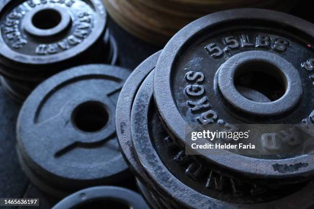 weight training plate - gewicht fitnessausrüstung stock-fotos und bilder