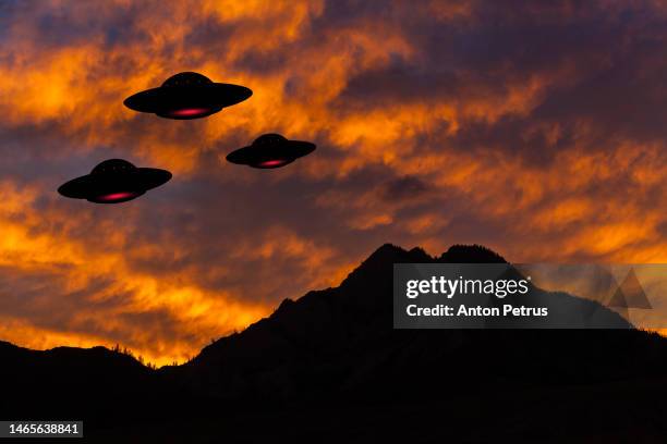 unidentified flying objects in the sky. ufo invasion - alieno foto e immagini stock