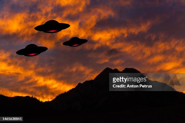 unidentified flying objects in the sky. ufo invasion - ufo saucer stock pictures, royalty-free photos & images