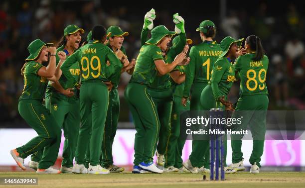 Players of South Africa celebrate the wicket of Amelia Kerr of New Zealand during the ICC Women's T20 World Cup group A match between South Africa...