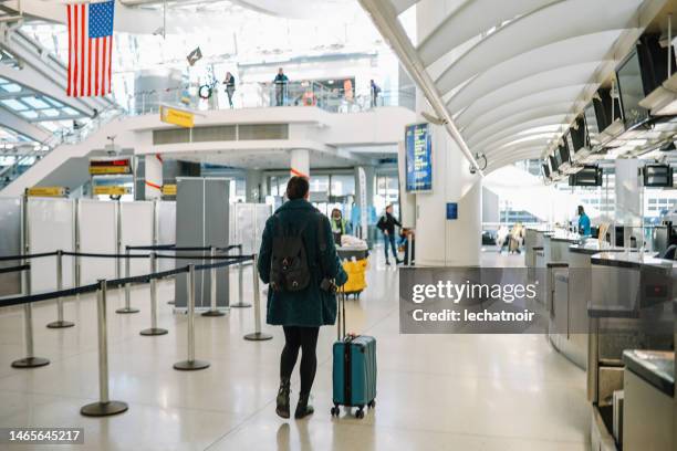 female traveler in the us - city gate bildbanksfoton och bilder