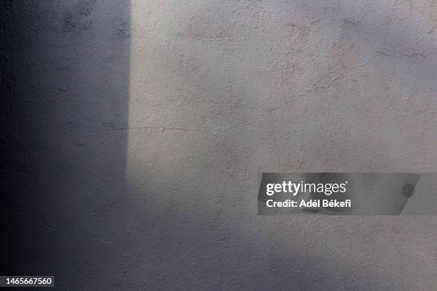 shadow on gray wall - gesso para construção imagens e fotografias de stock