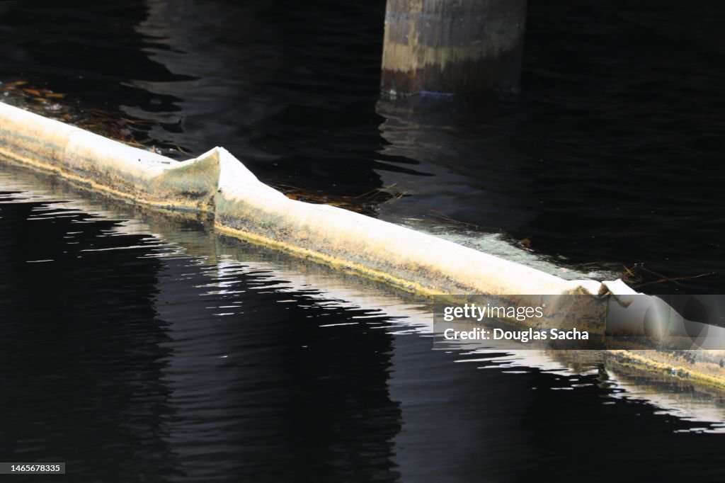 Oil slick containment and cleanup system
