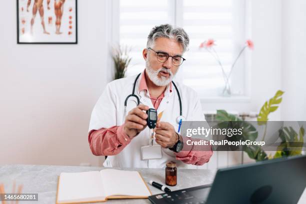 using a glaucometer - glaucometer stockfoto's en -beelden