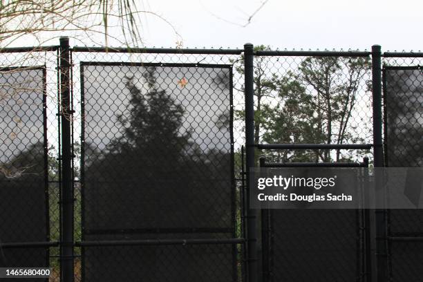 tennis court privacy screen - chain link fence stock-fotos und bilder