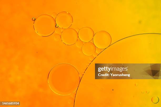 golden oil bubbles - intensidad del color fotografías e imágenes de stock